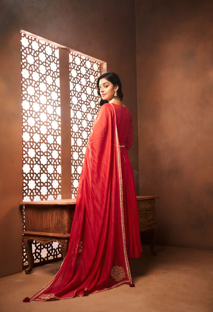 Sanjeeda shaikh in Ruha set in Red