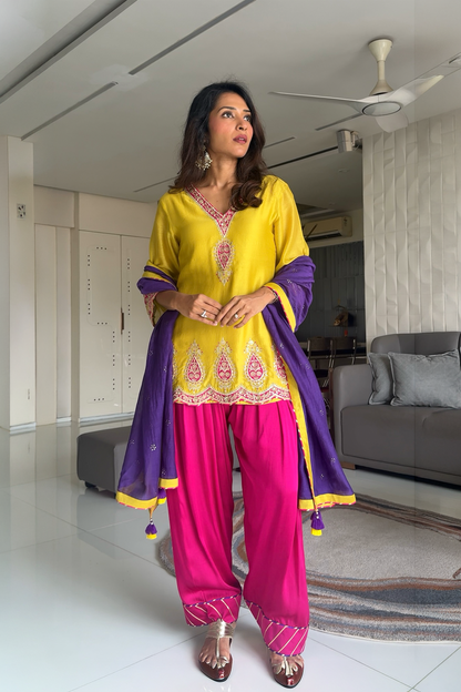 Gunjan Ladha in Jugni Set