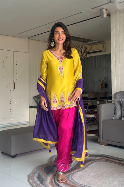Gunjan Ladha in Jugni Set