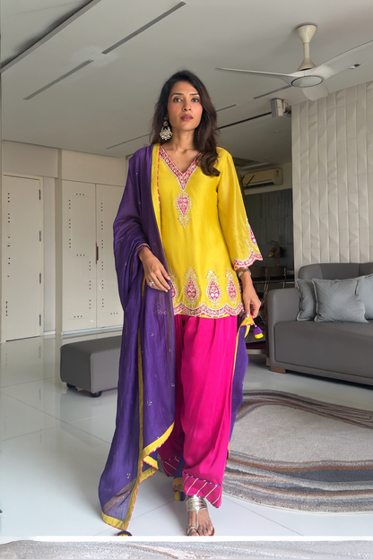 Gunjan Ladha in Jugni Set